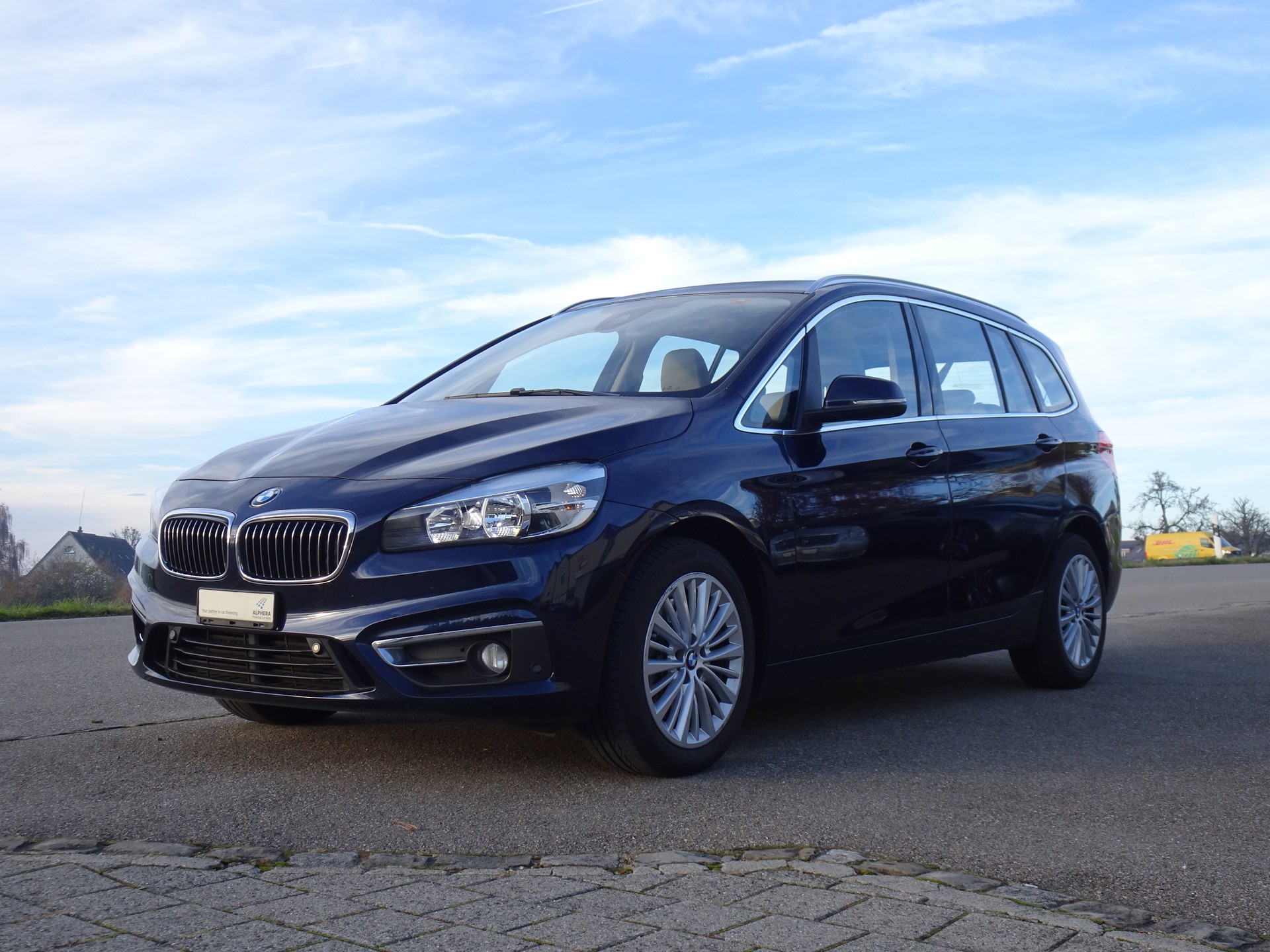 BMW 220i Active Tourer Steptronic-image-0