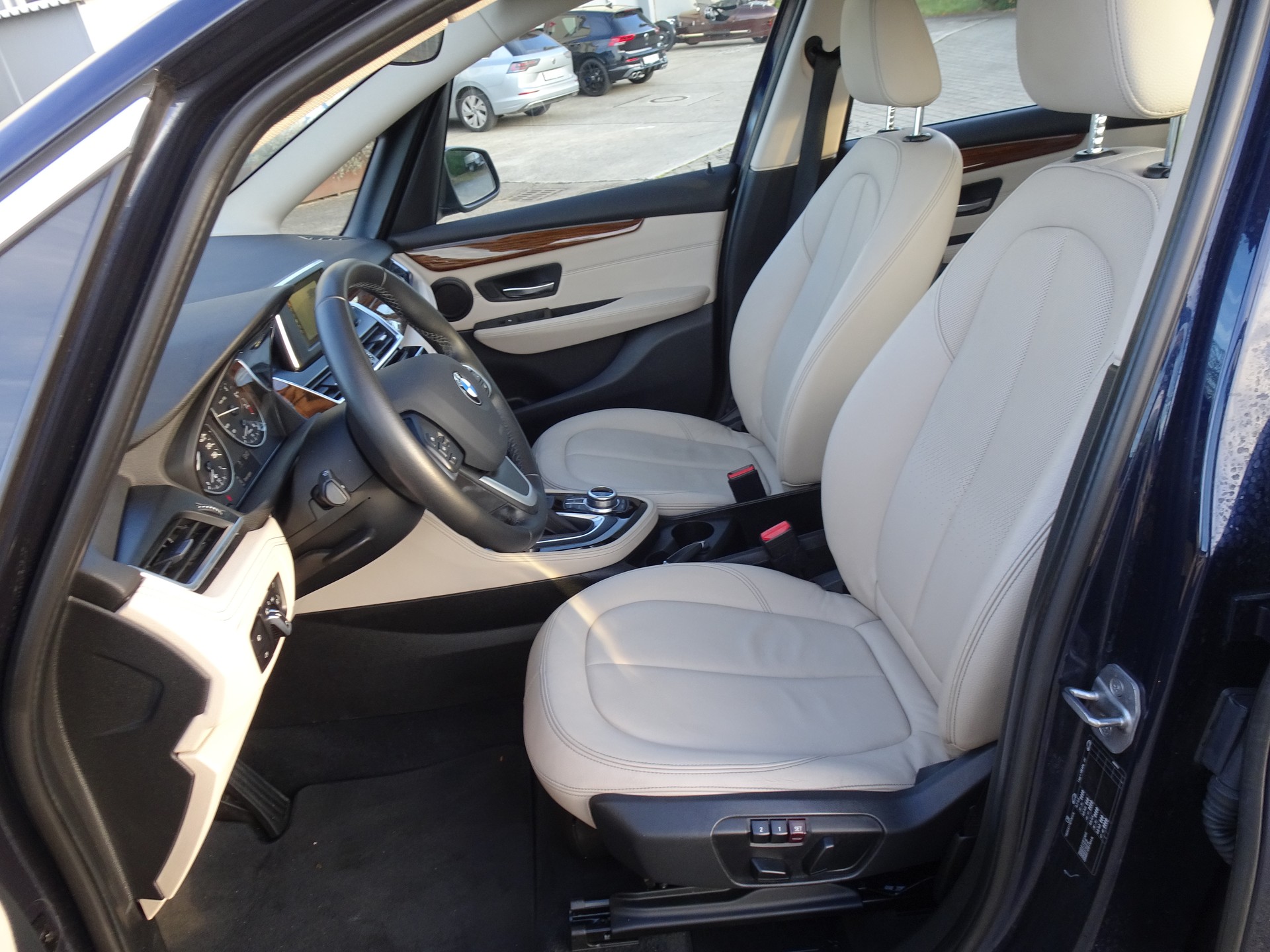 BMW 220i Active Tourer Steptronic-image-9