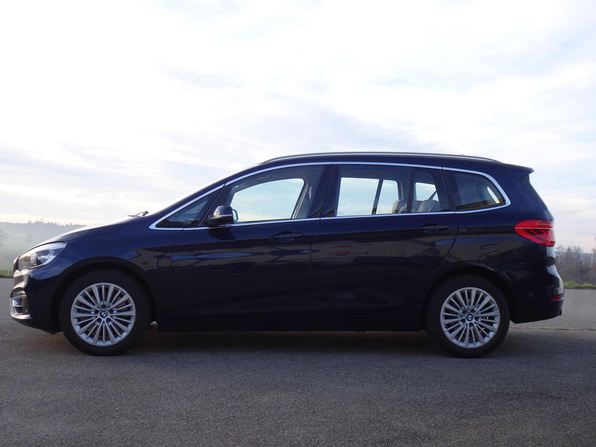 BMW 220i Active Tourer Steptronic-image-1
