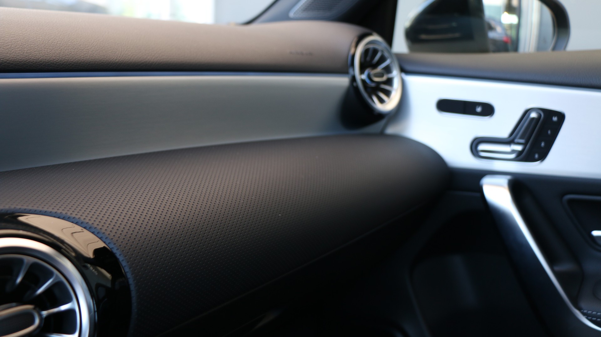 MERCEDES-BENZ A 250 e 8G-DCT-image-16
