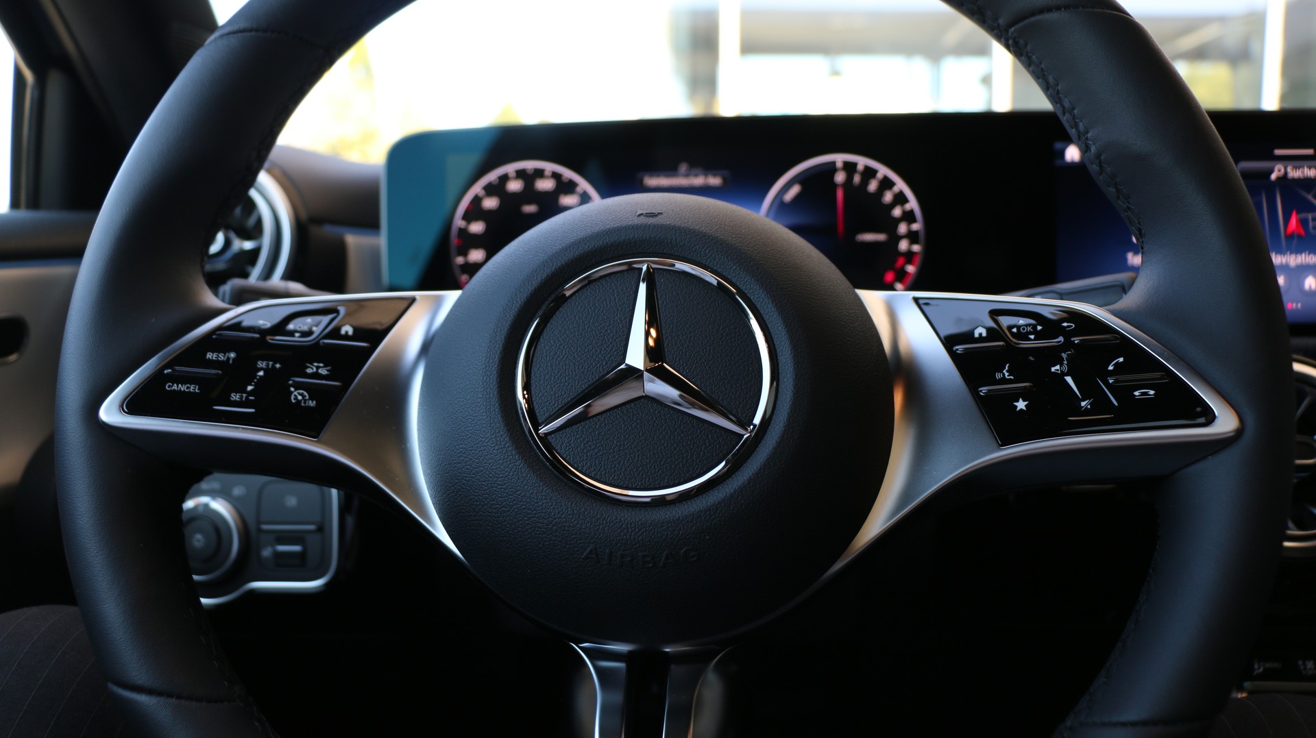 MERCEDES-BENZ A 250 e 8G-DCT-image-11