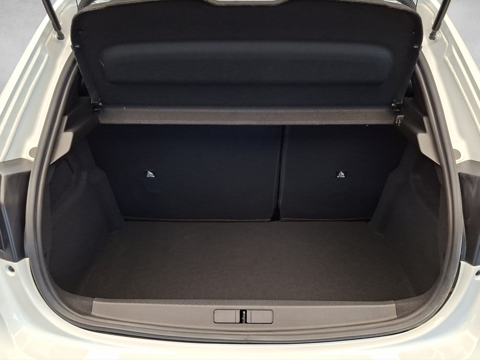 PEUGEOT 208 1.2 Hybrid Allure Premium-image-12