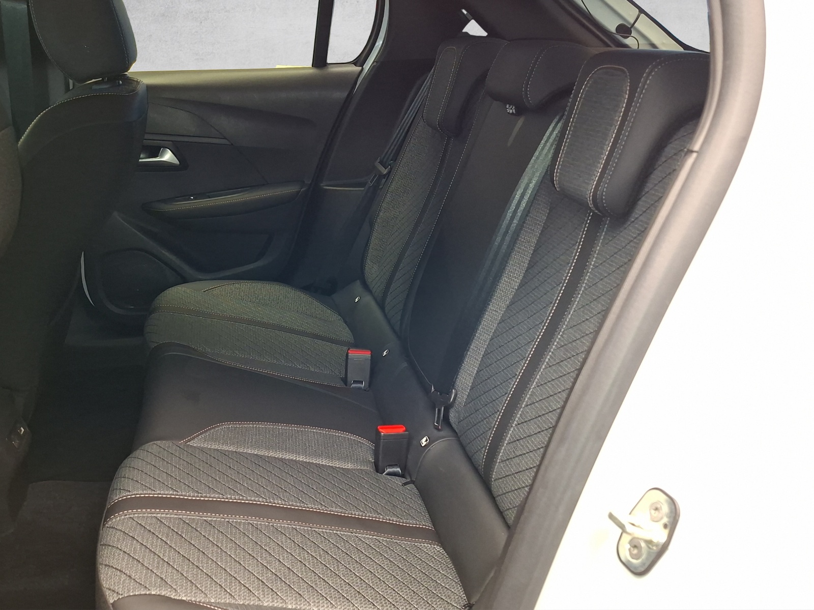 PEUGEOT 208 1.2 Hybrid Allure Premium-image-11