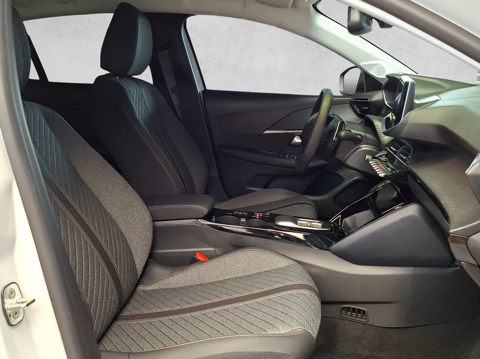 PEUGEOT 208 1.2 Hybrid Allure Premium-image-13