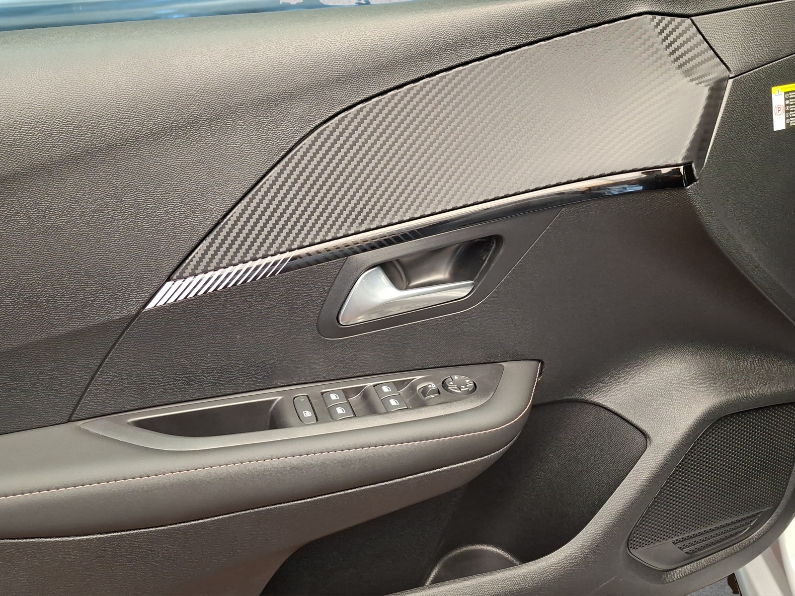 PEUGEOT 208 1.2 Hybrid Allure Premium-image-10