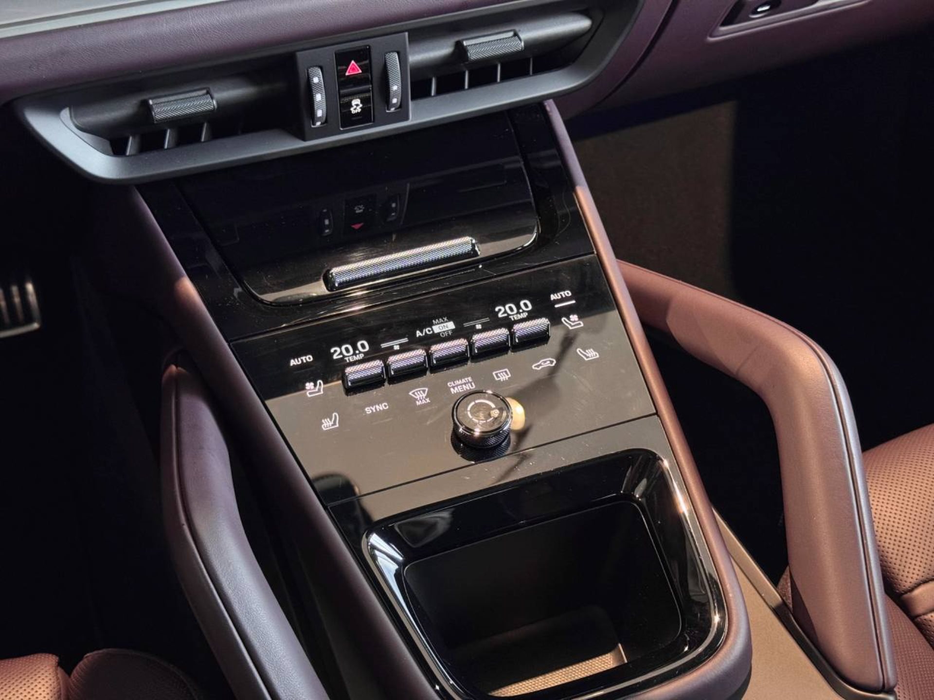 PORSCHE Cayenne S E-Hybrid-image-17