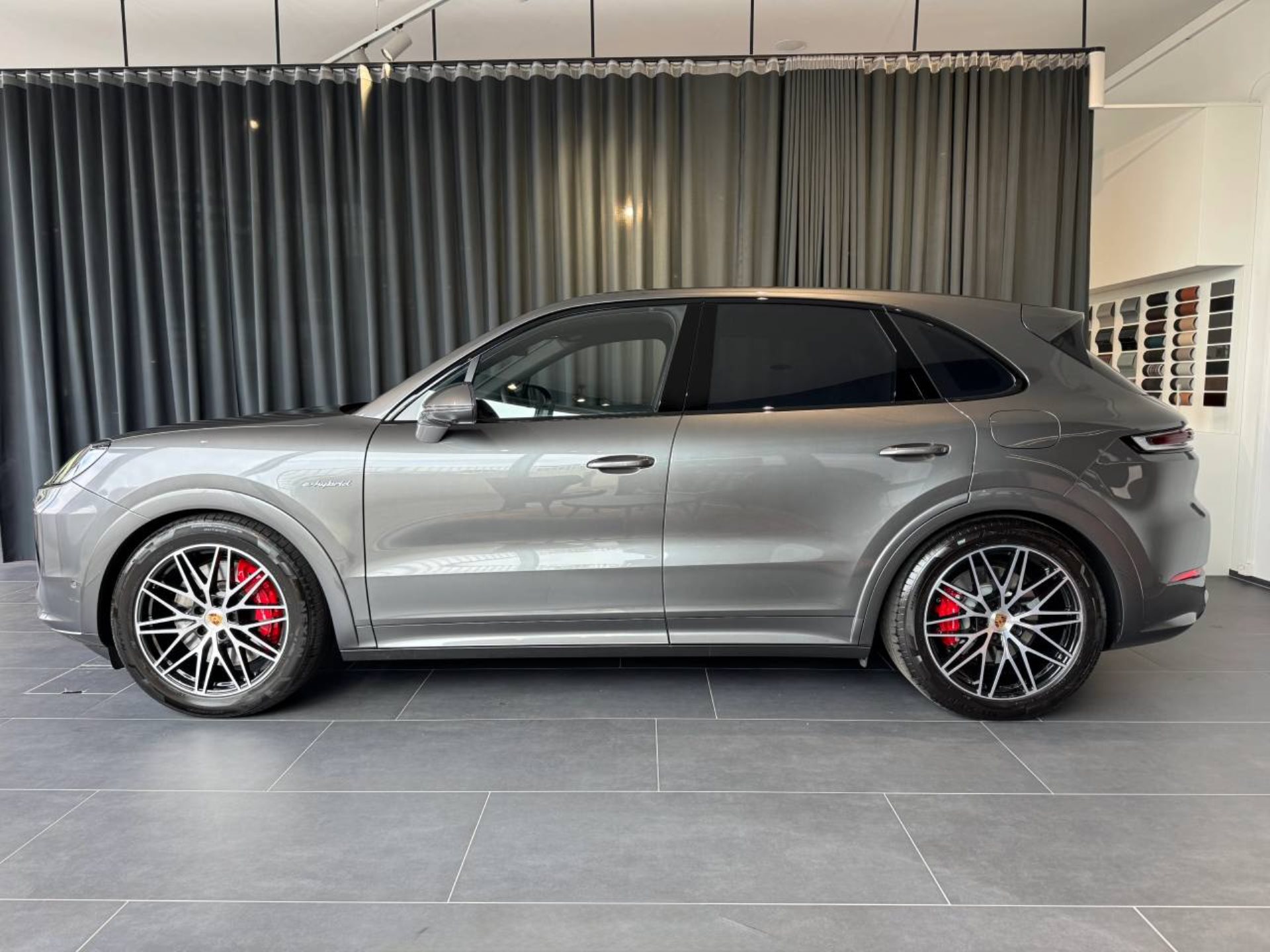 PORSCHE Cayenne S E-Hybrid-showroom-element-1