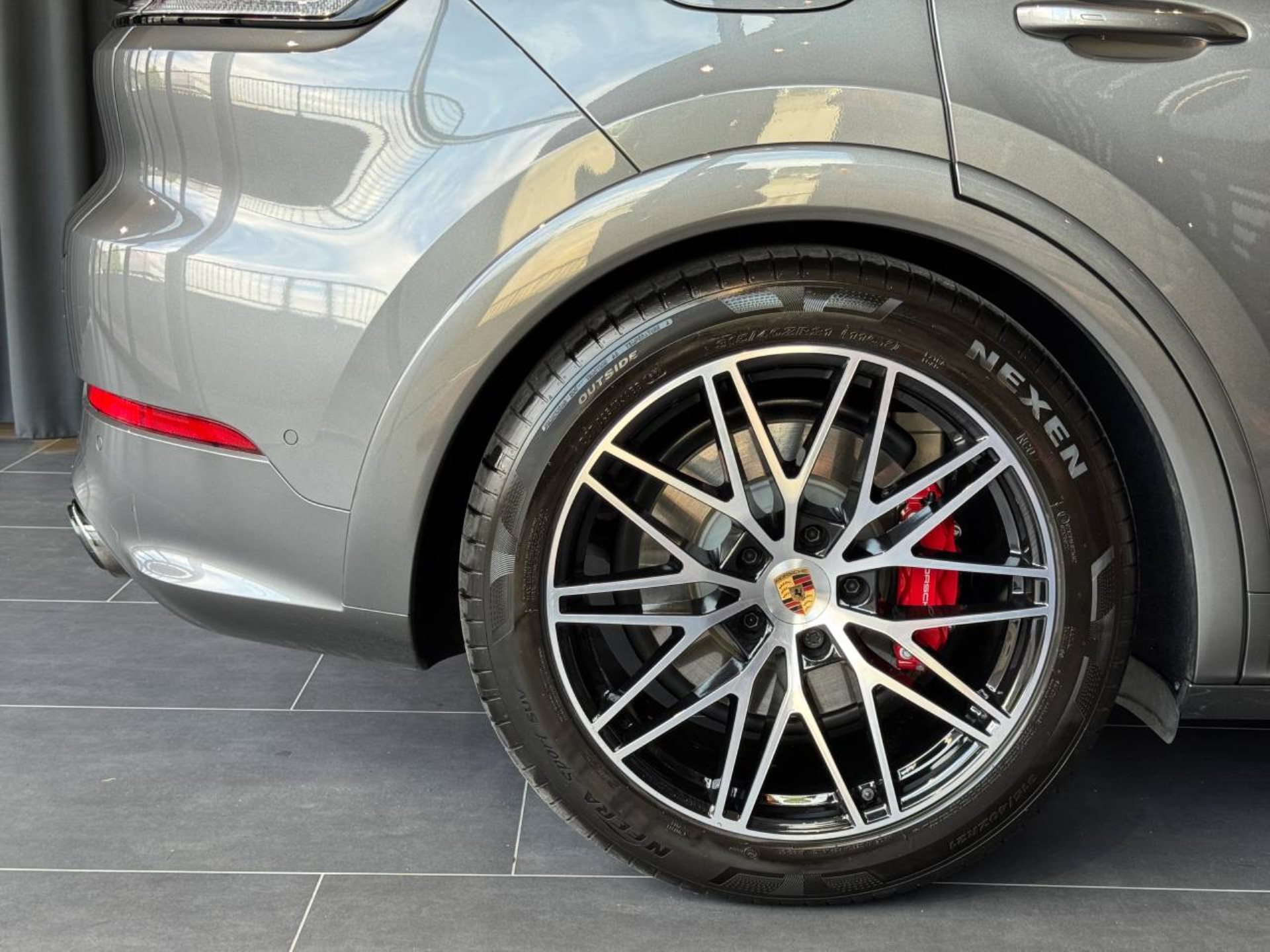 PORSCHE Cayenne S E-Hybrid-image-12