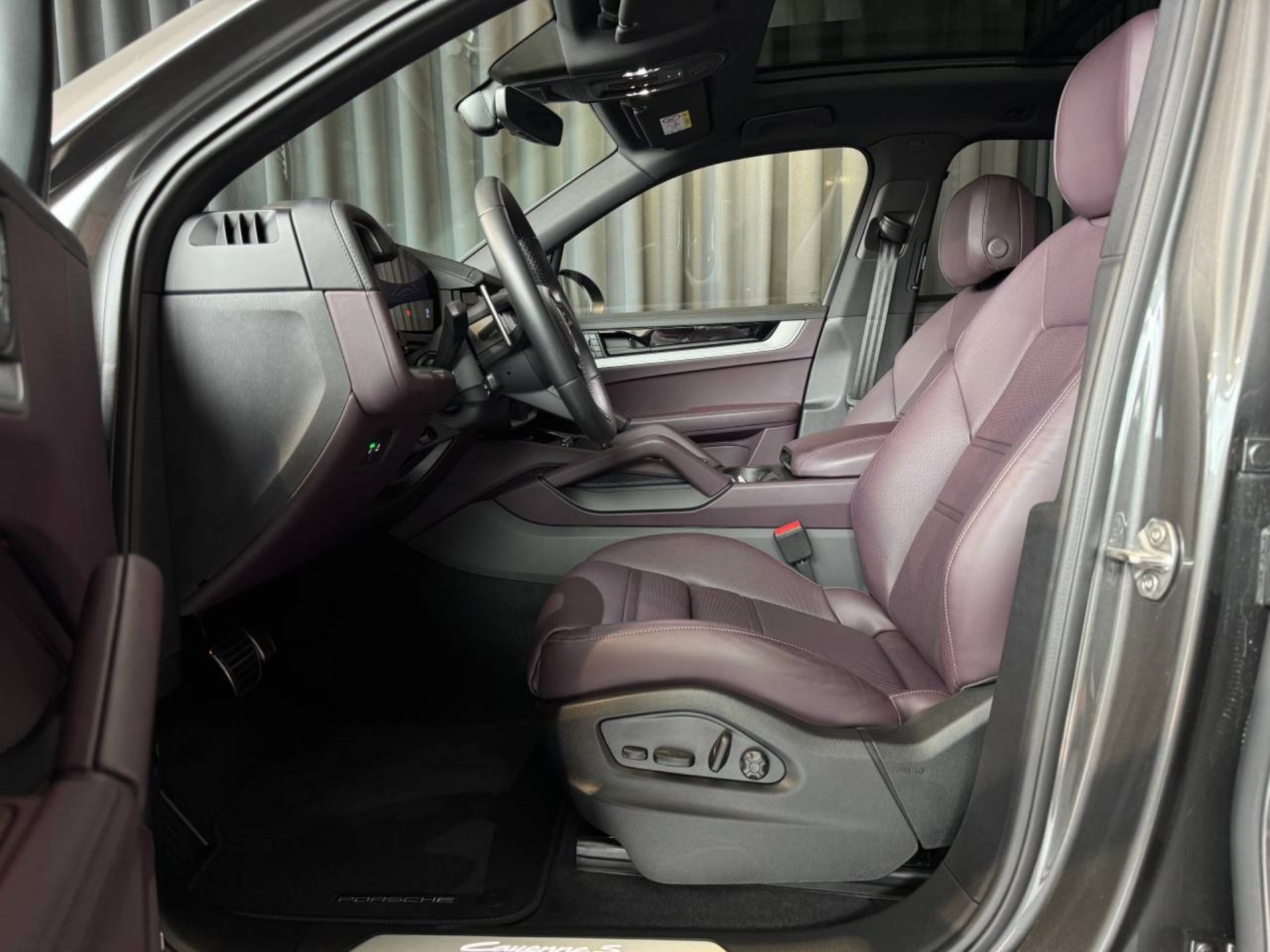 PORSCHE Cayenne S E-Hybrid-image-4