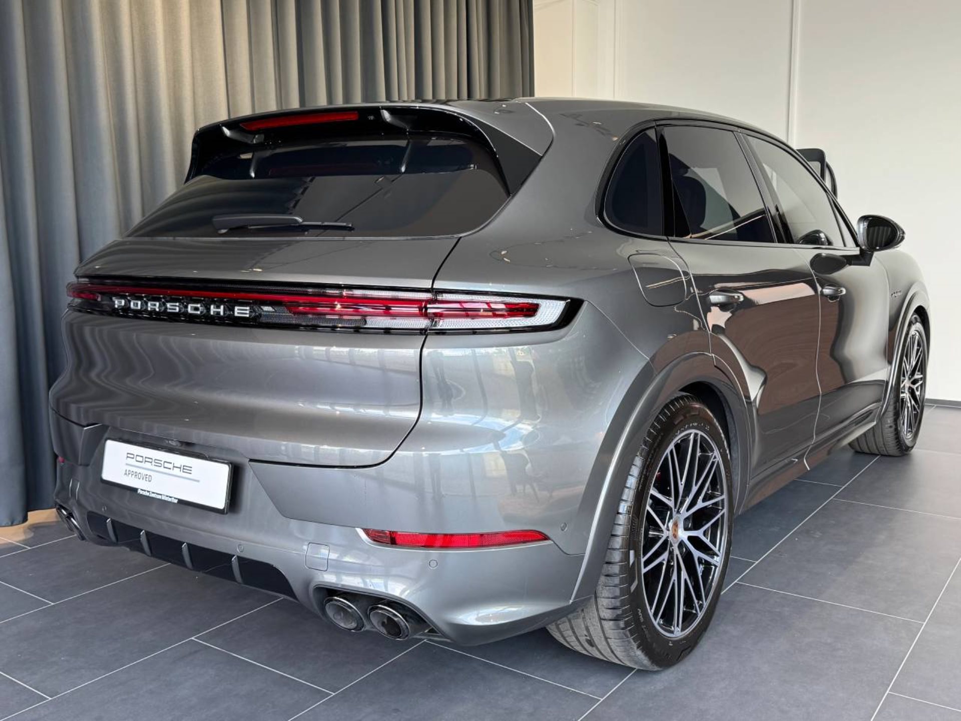 PORSCHE Cayenne S E-Hybrid-image-6