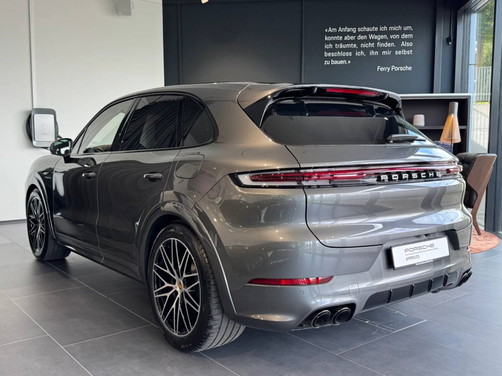 PORSCHE Cayenne S E-Hybrid-showroom-element-2
