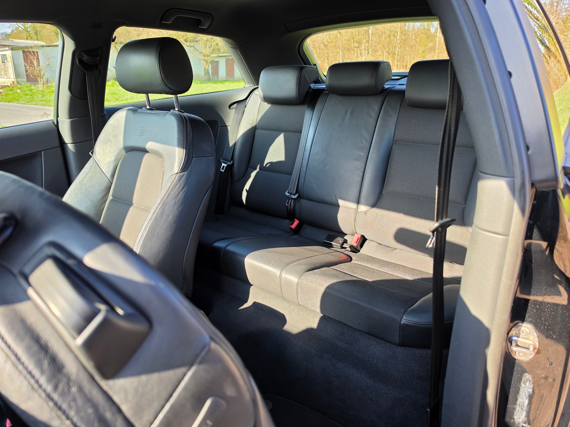 AUDI A3 2.0 Turbo FSI Ambition quattro S-Line-image-9