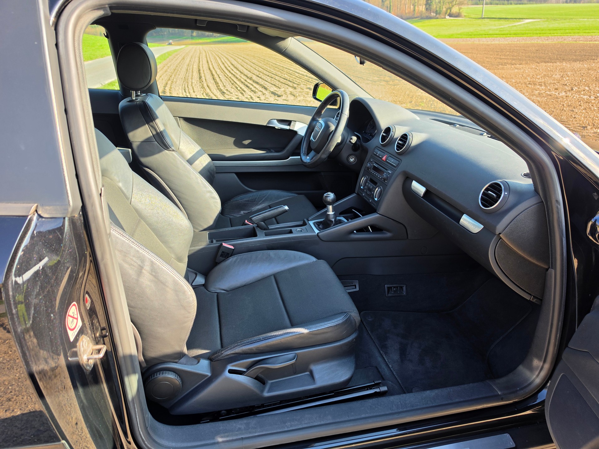 AUDI A3 2.0 Turbo FSI Ambition quattro S-Line-image-13