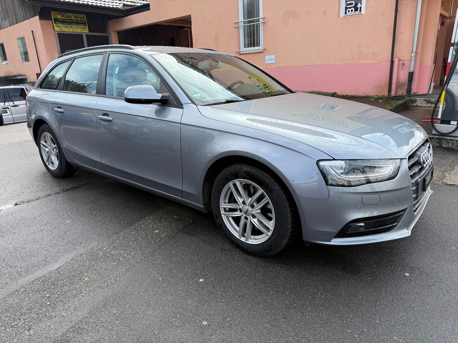 AUDI A4 Avant 2.0 TDI Attraction quattro-image-2