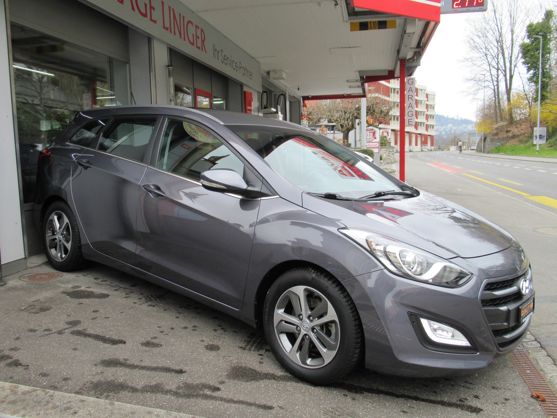 HYUNDAI i30 1.6 GDI Amplia Automatic DCT-image-2