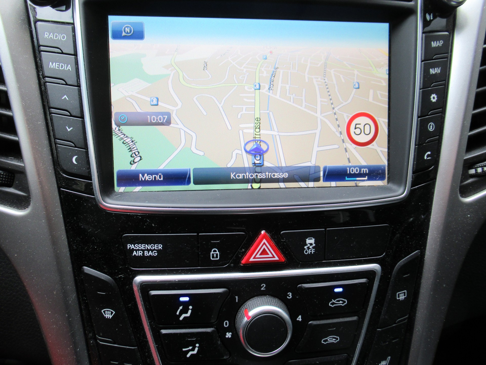 HYUNDAI i30 1.6 GDI Amplia Automatic DCT-image-8