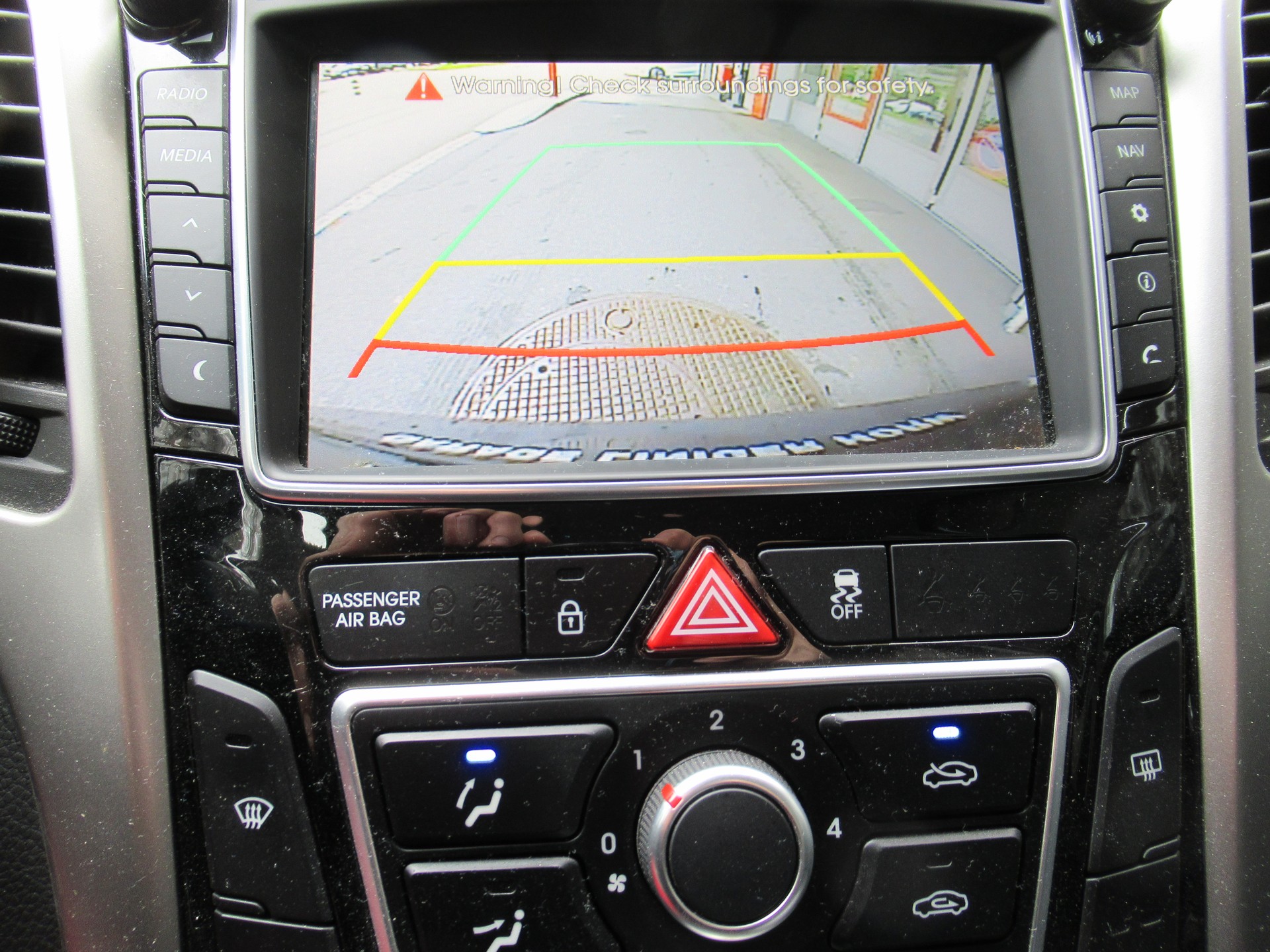 HYUNDAI i30 1.6 GDI Amplia Automatic DCT-image-9
