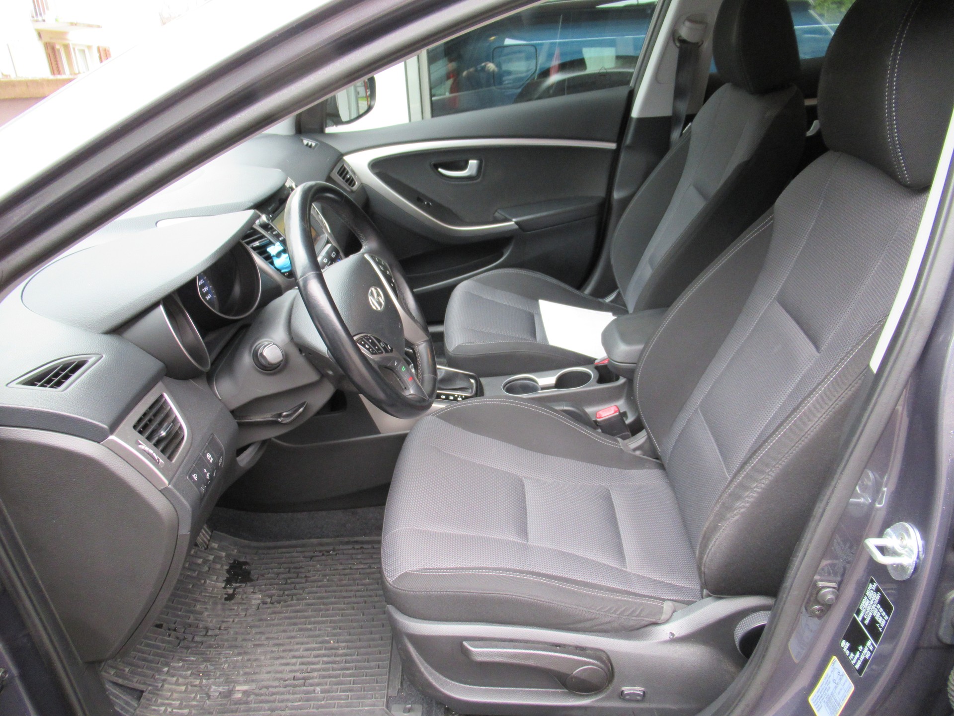 HYUNDAI i30 1.6 GDI Amplia Automatic DCT-image-4