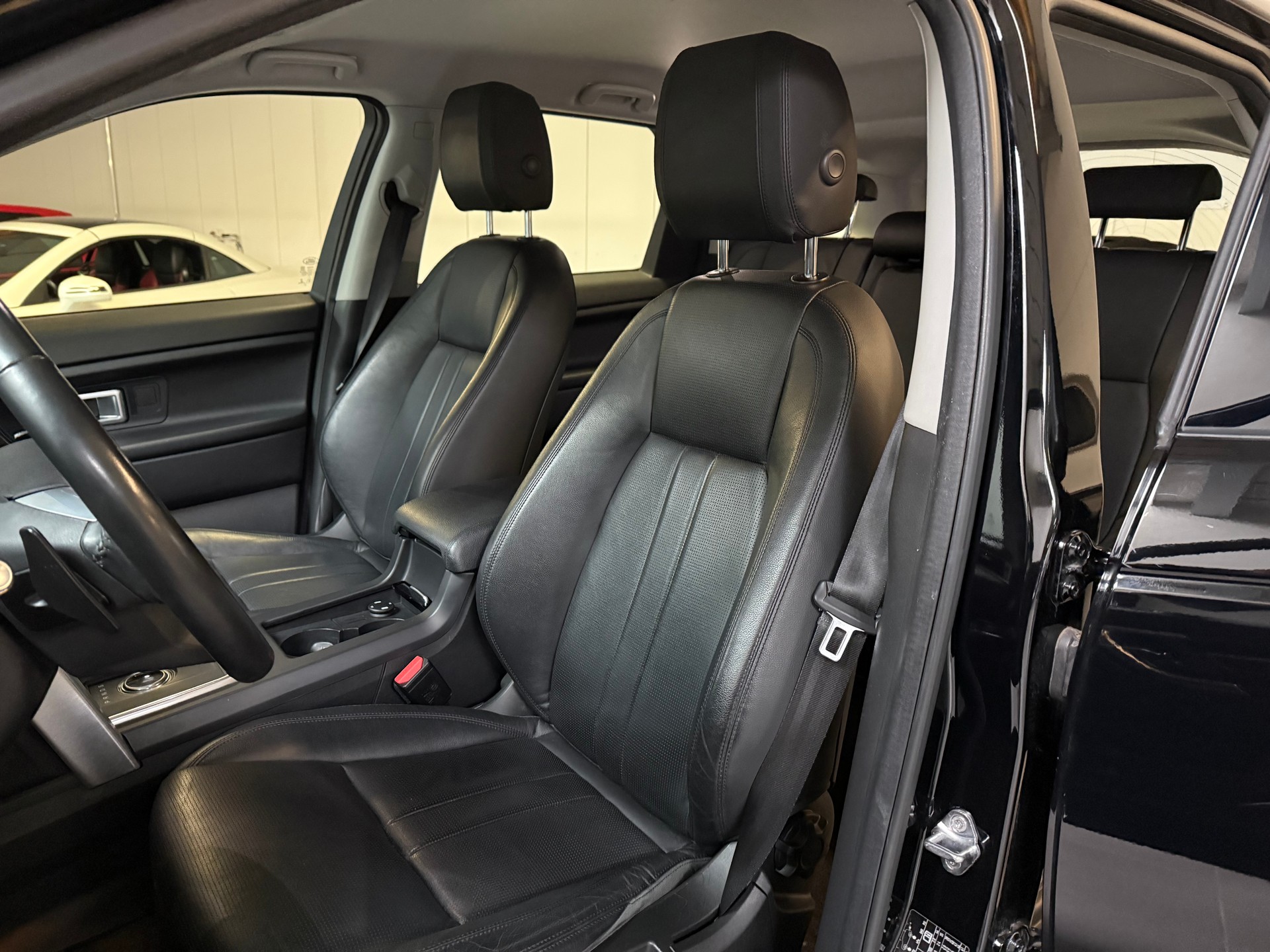 LAND ROVER Discovery Sport 2.0 TD4 SE AT9-image-13