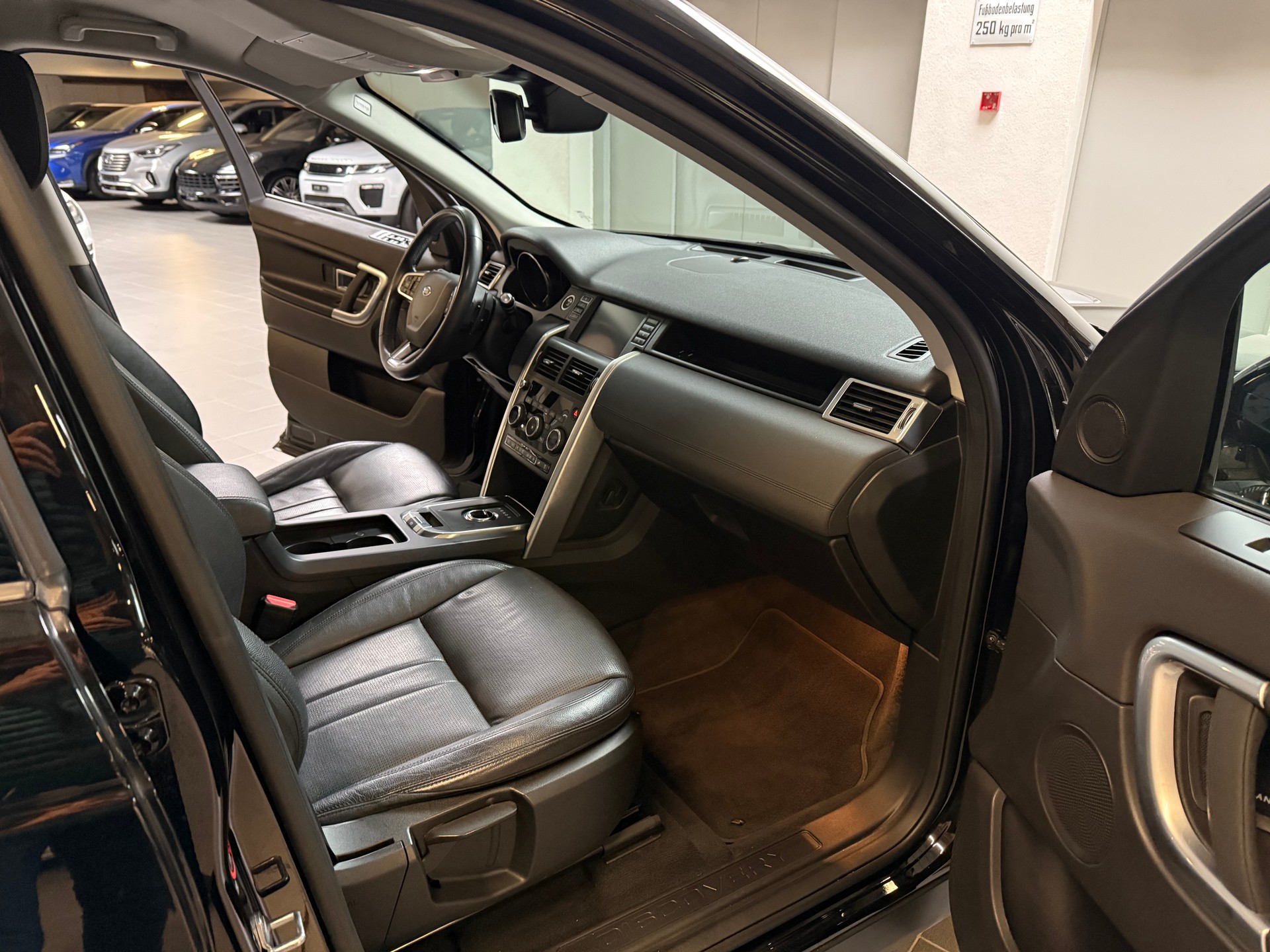 LAND ROVER Discovery Sport 2.0 TD4 SE AT9-image-15
