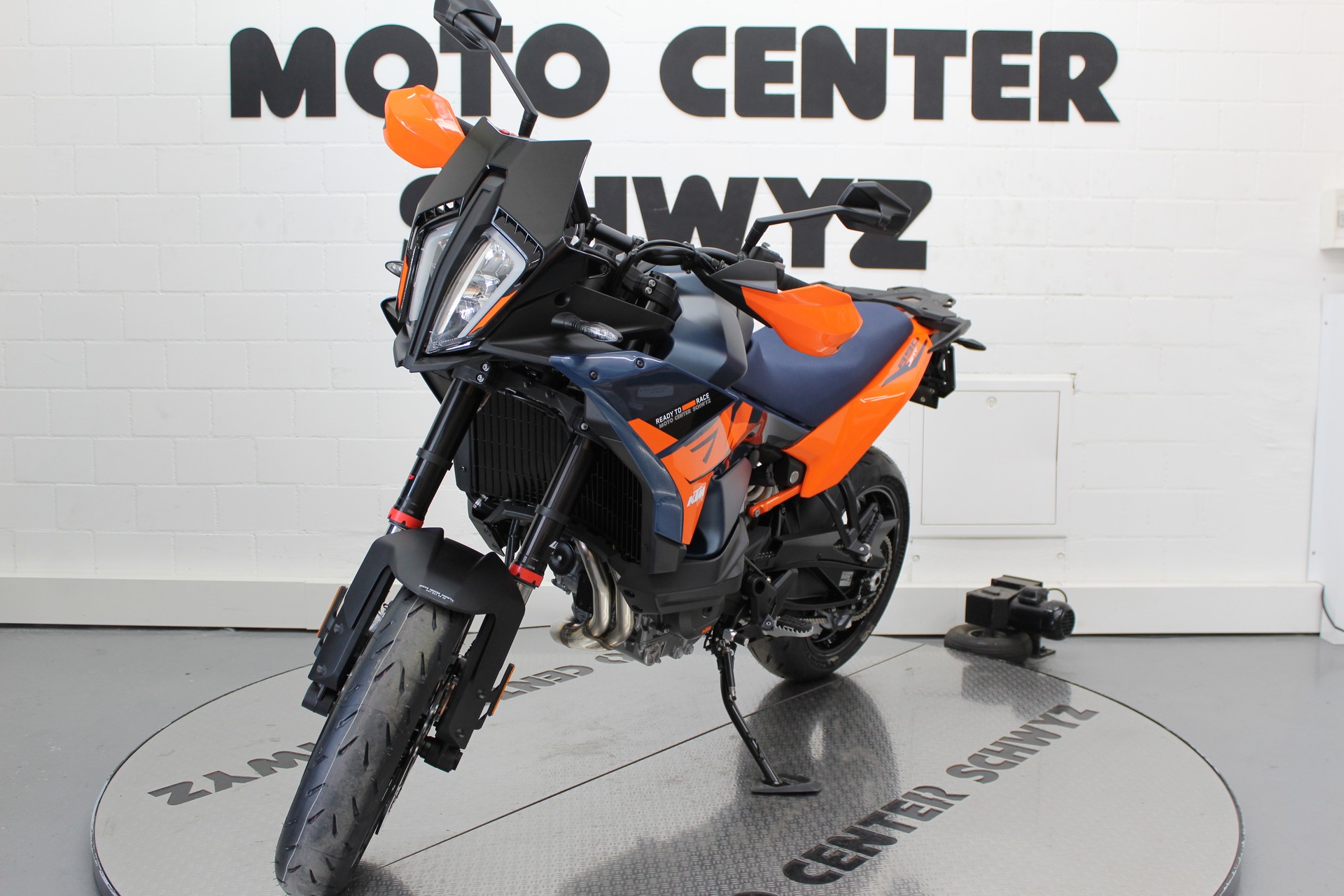 KTM 890 SMT-showroom-element-3