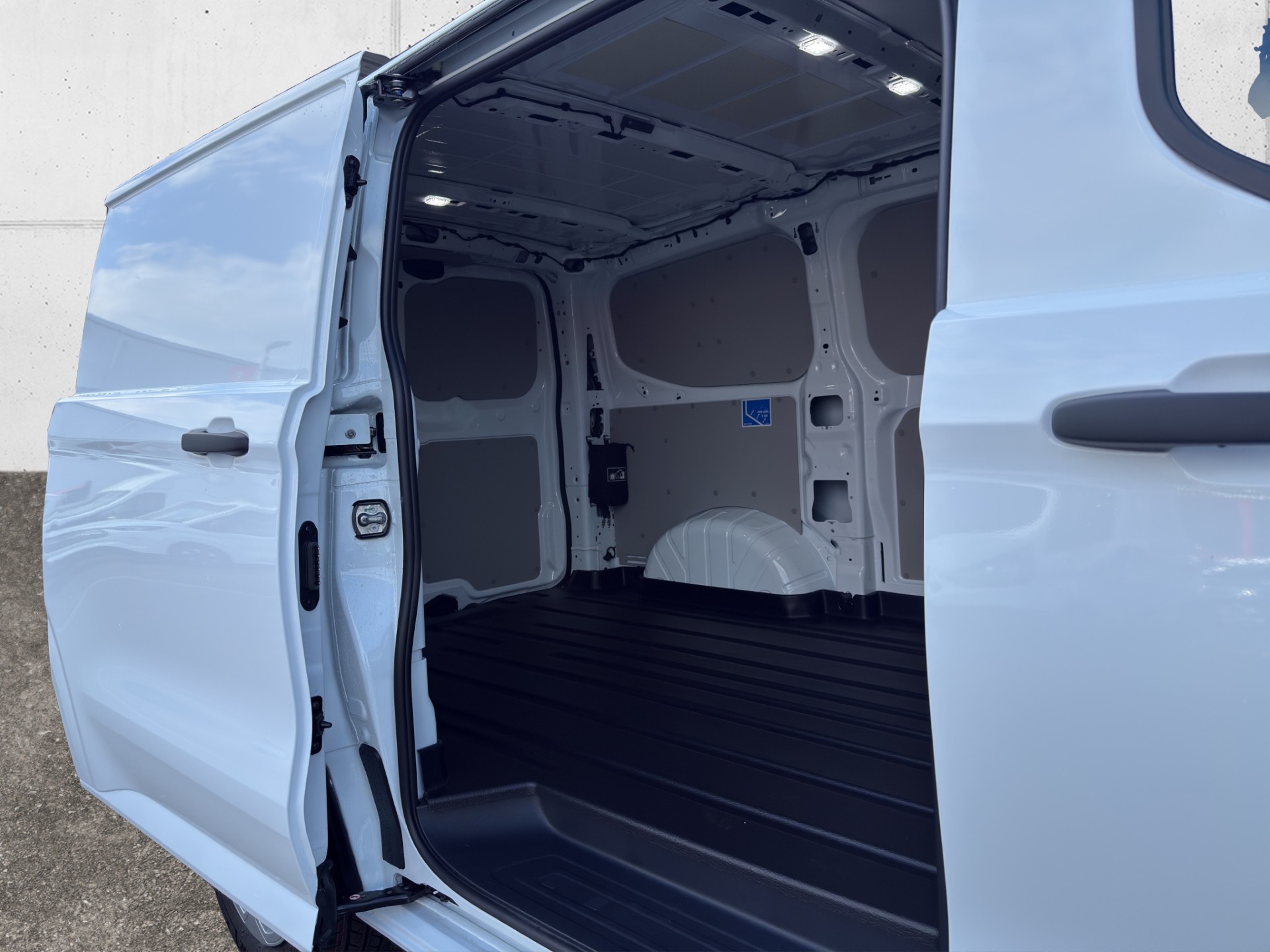 FORD Transit C Van 320 L1 2.0 EcoBlue 136 Trend-image-11