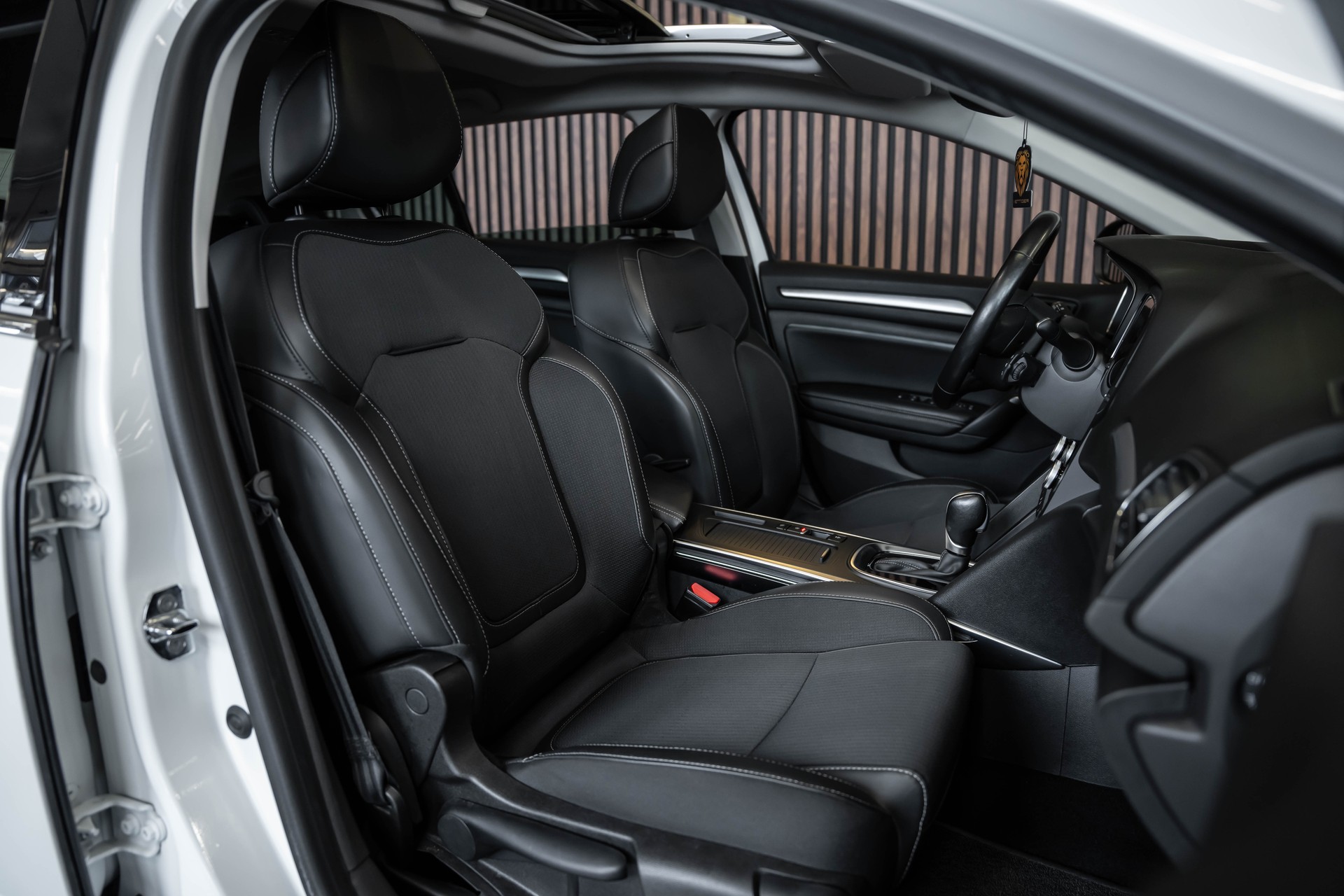 RENAULT Mégane Grandtour 1.6 E-Tech Intens-image-16