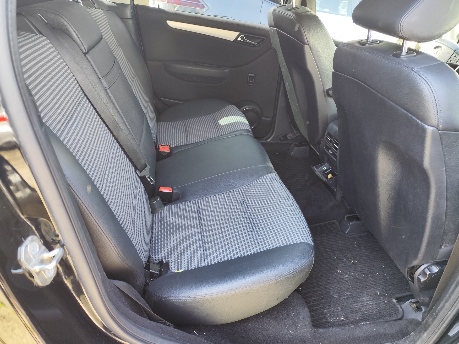 MERCEDES-BENZ B 200-image-9