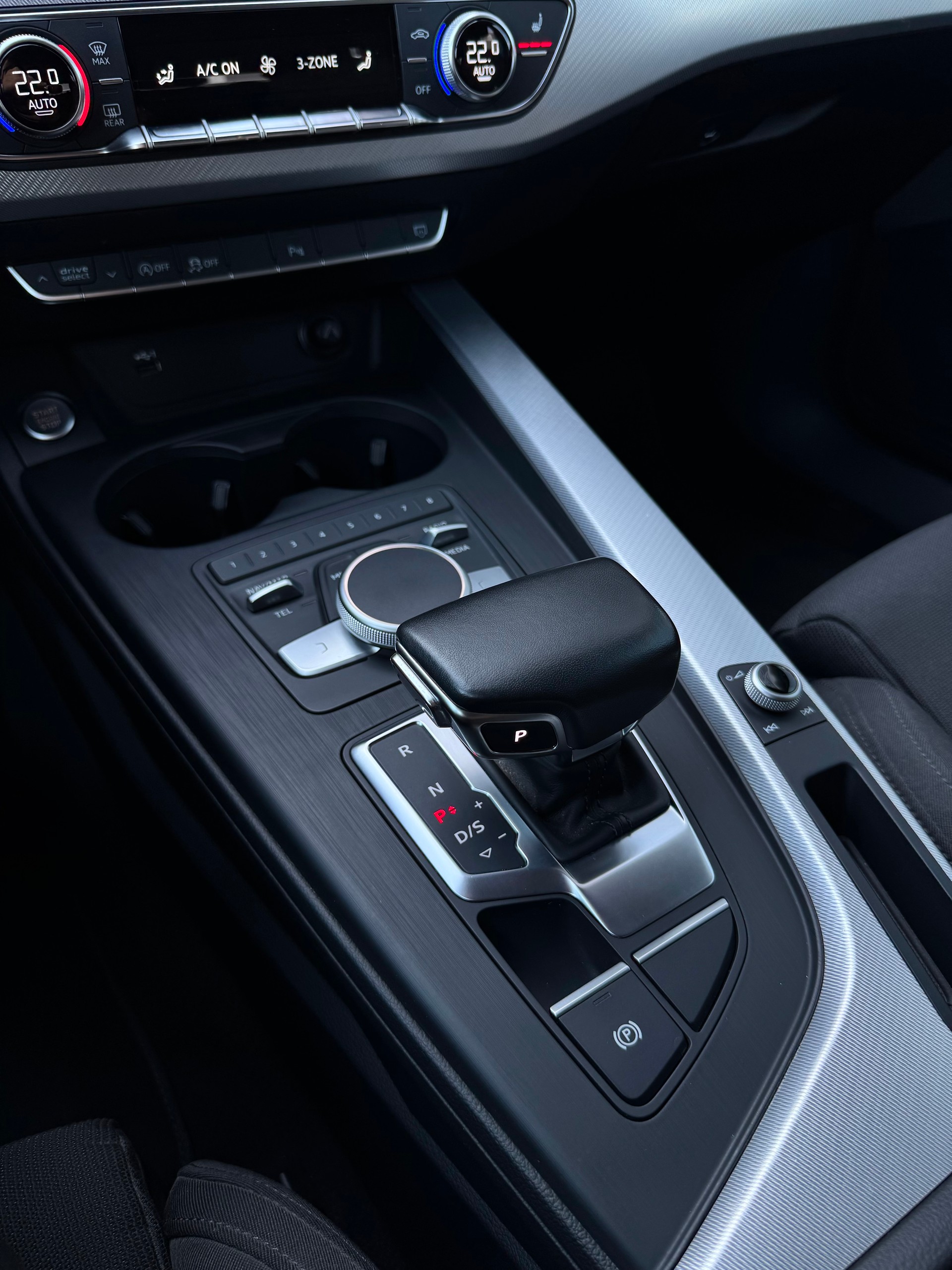 AUDI A4 Avant 2.0 TFSI Sport S-tronic / ab MFK bei Verkauf-image-12