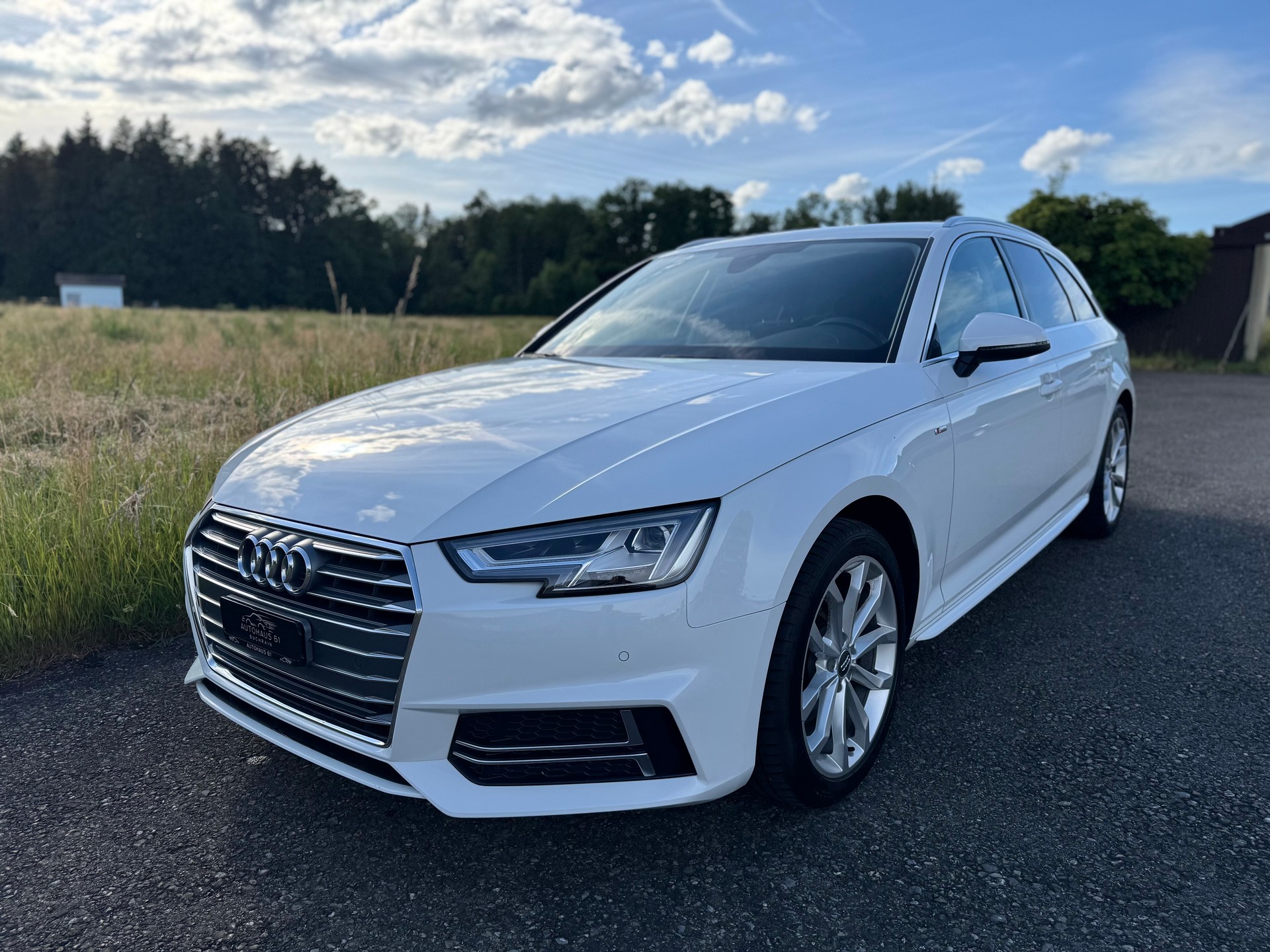 AUDI A4 Avant 2.0 TFSI Sport S-tronic / ab MFK bei Verkauf-showroom-element-2