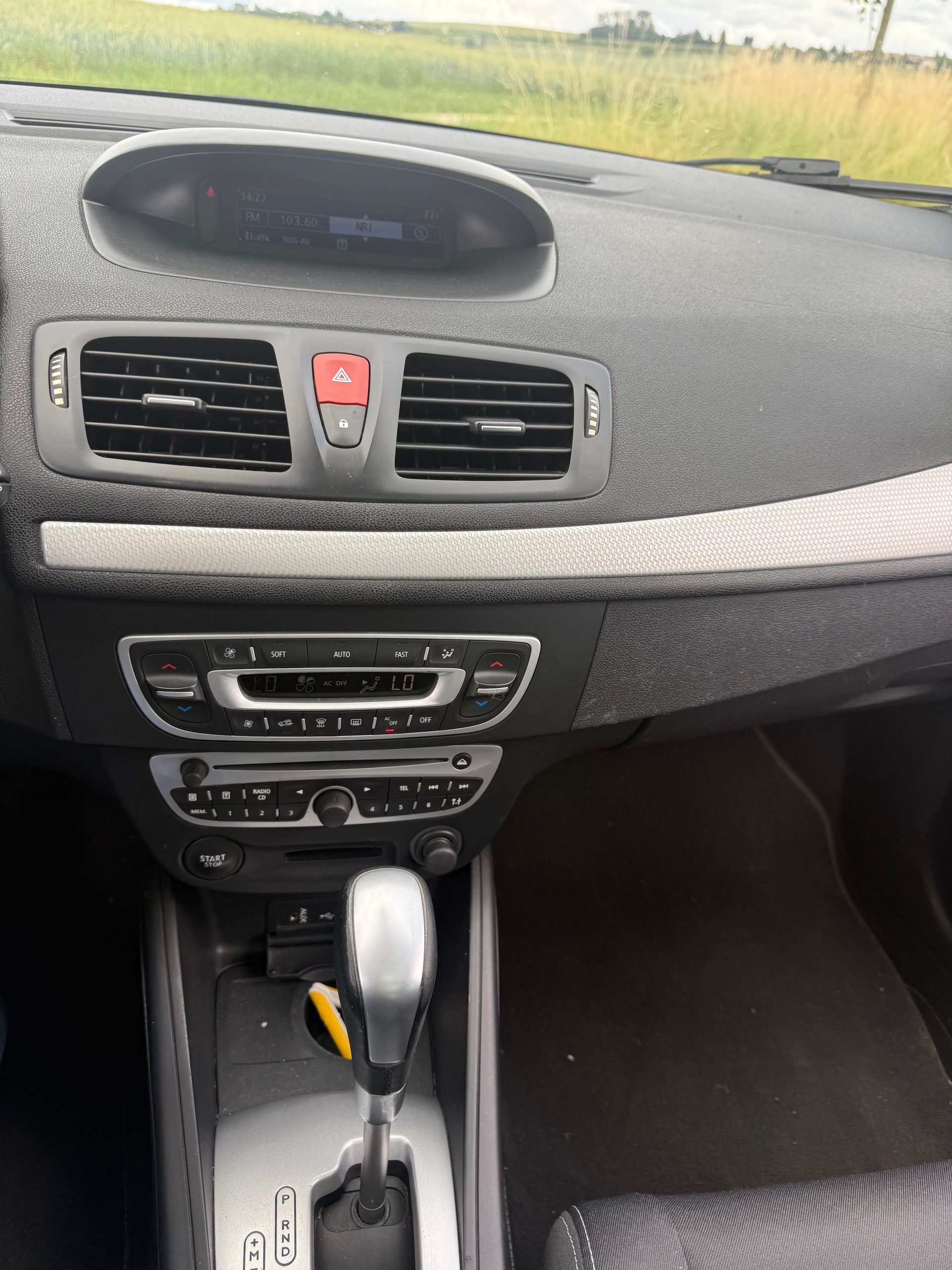 RENAULT Mégane Grandtour 2.0 16V Dynamique CVT-image-12