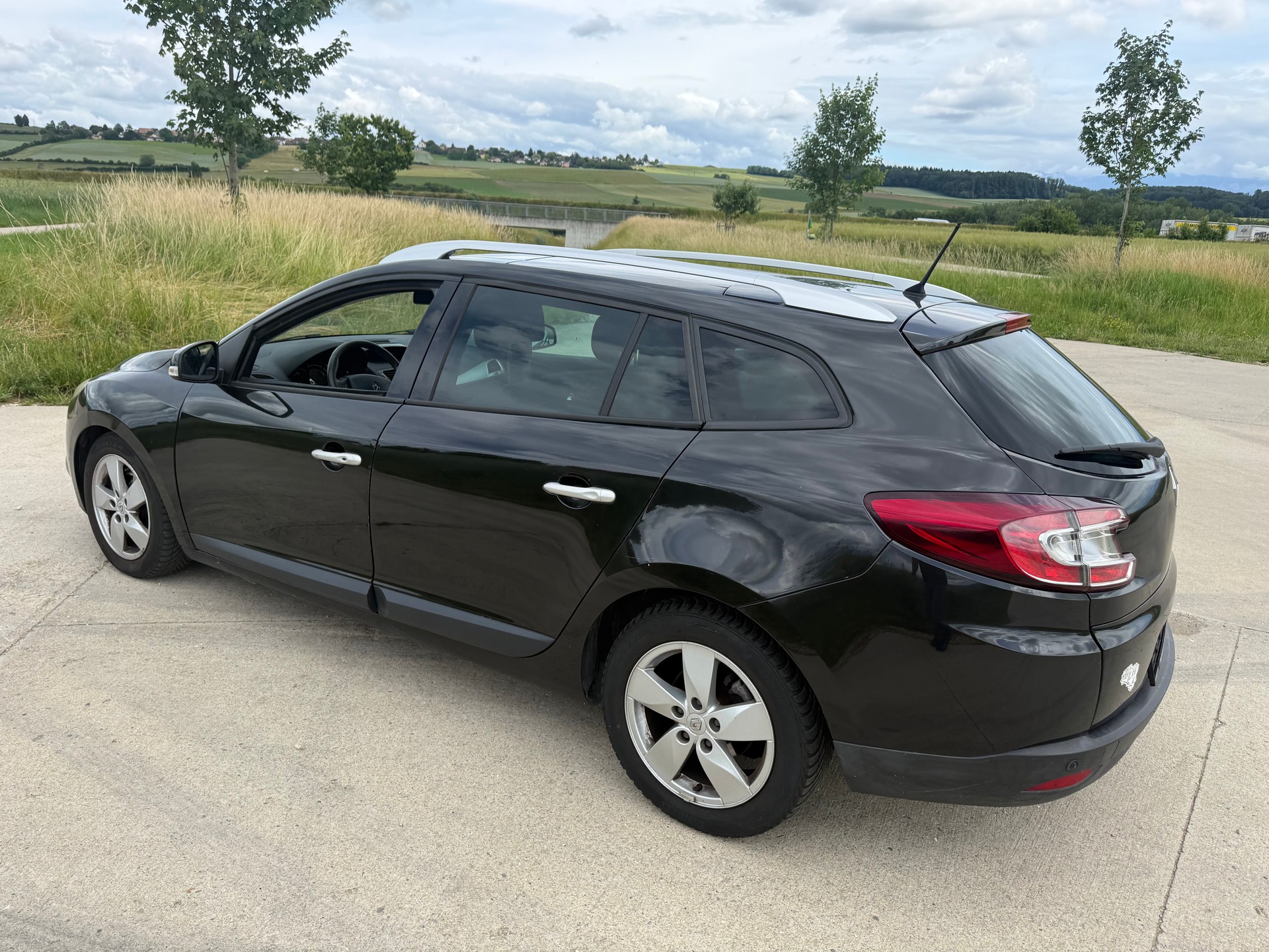 RENAULT Mégane Grandtour 2.0 16V Dynamique CVT-image-2