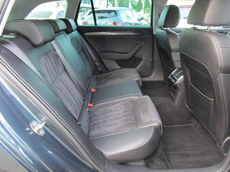 SKODA Superb Combi 2.0 TDi Style 4x4 DSG-image-9