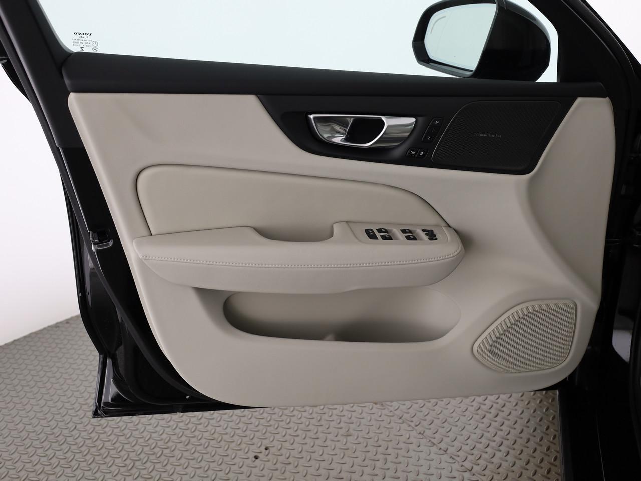 VOLVO V60 2.0 T6 TE Ultra Dark eAWD-image-17