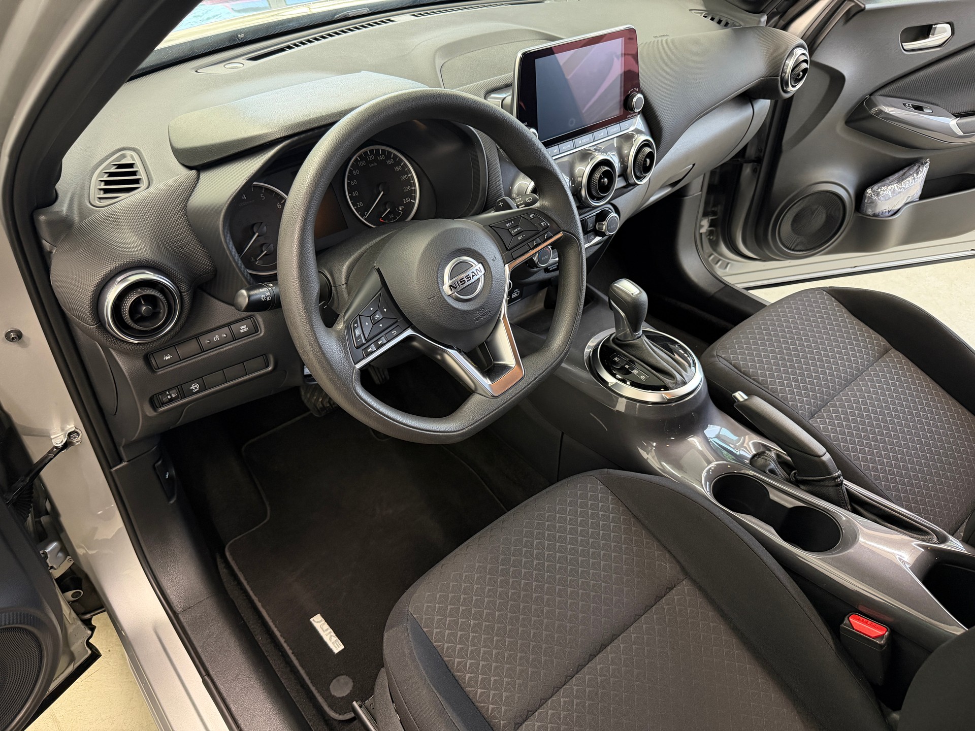 NISSAN Juke 1.0 DIG-T N-Connecta DCT-image-9