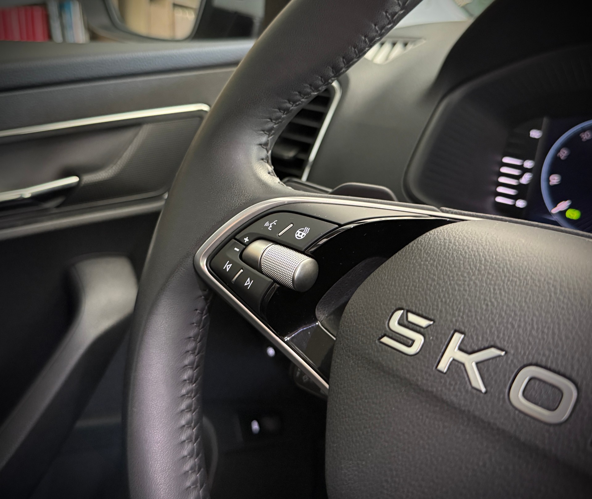 SKODA Karoq 1.5 TSI Selection DSG-image-14