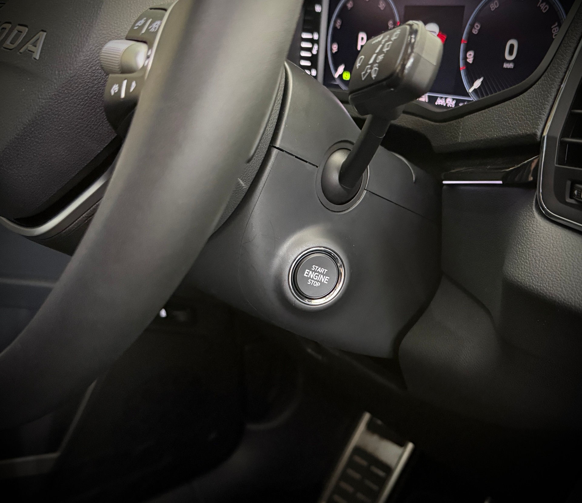 SKODA Karoq 1.5 TSI Selection DSG-image-13
