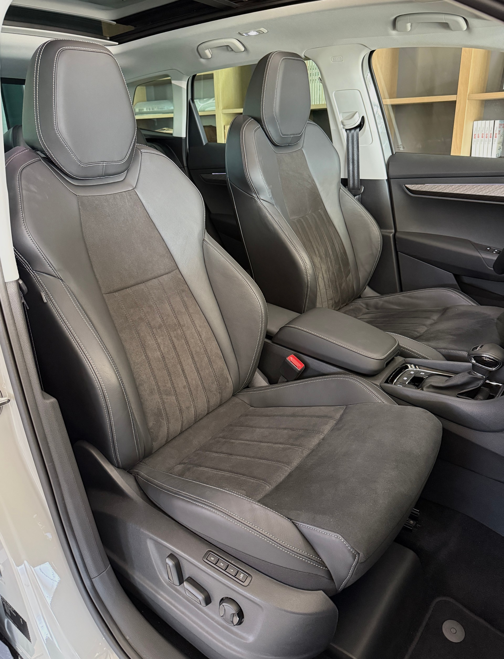 SKODA Karoq 1.5 TSI Selection DSG-image-16