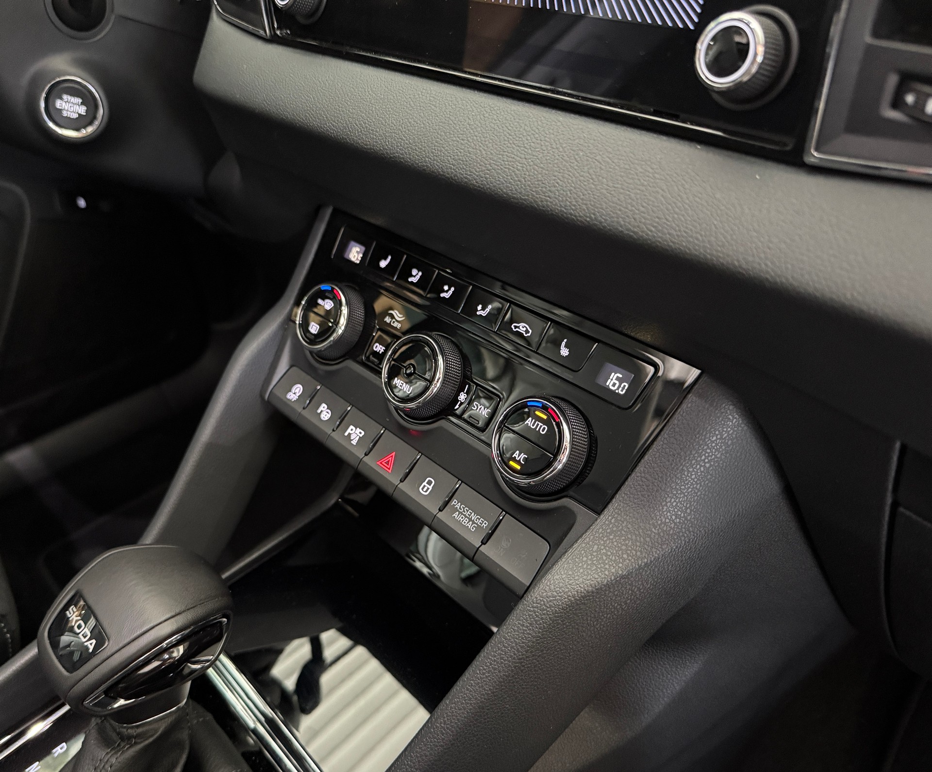 SKODA Karoq 1.5 TSI Selection DSG-image-12