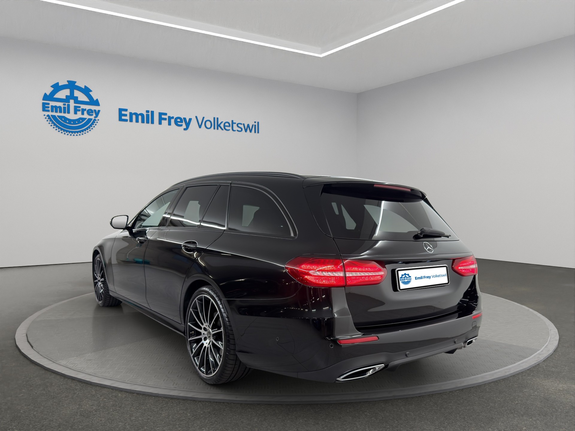 MERCEDES-BENZ E 220 d Swiss Star AMG Line 4matic Kombi-image-2