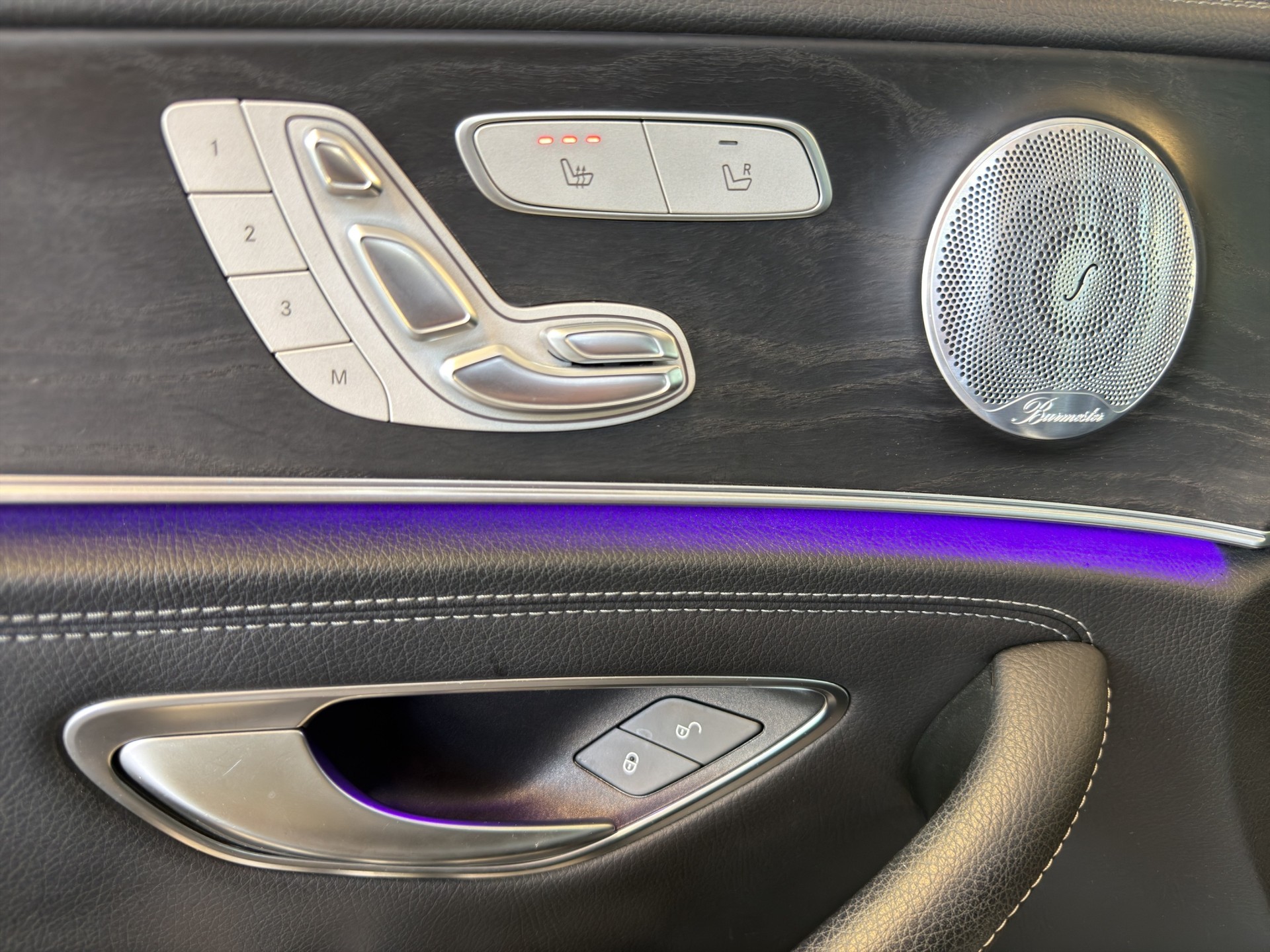 MERCEDES-BENZ E 220 d Swiss Star AMG Line 4matic Kombi-image-12