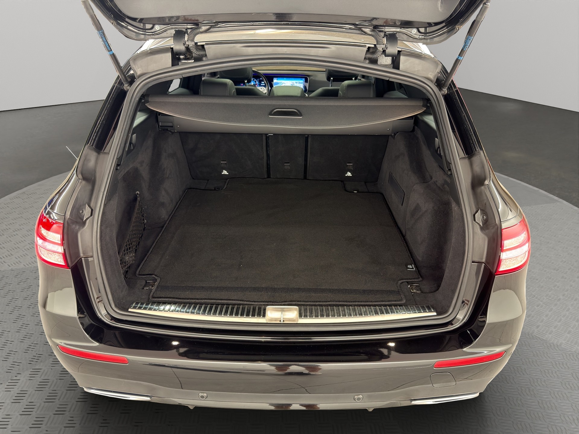 MERCEDES-BENZ E 220 d Swiss Star AMG Line 4matic Kombi-image-6