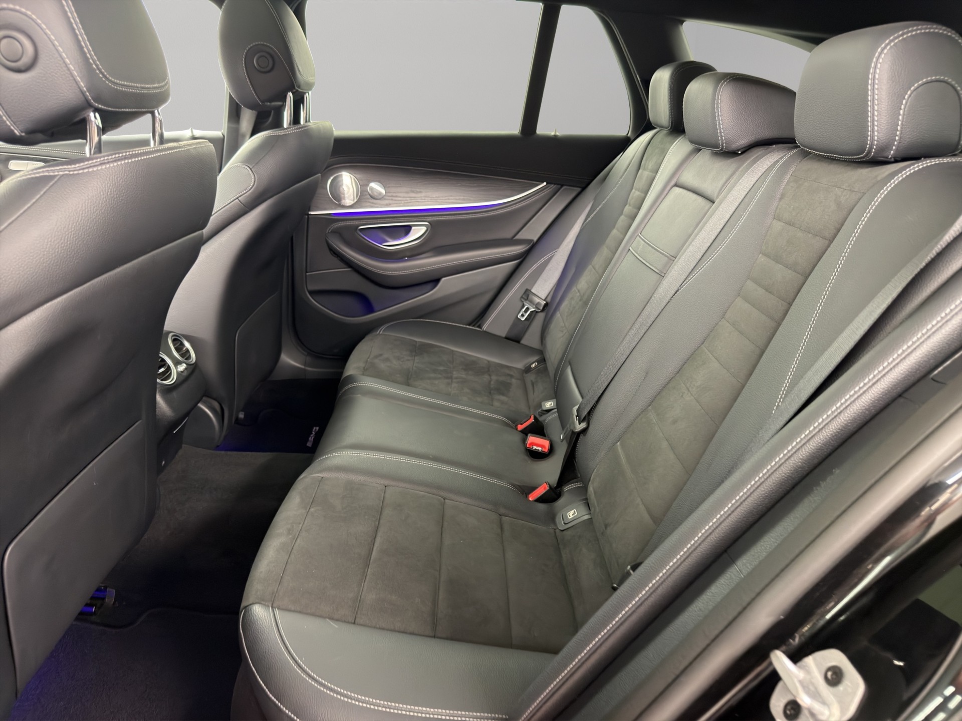 MERCEDES-BENZ E 220 d Swiss Star AMG Line 4matic Kombi-image-9