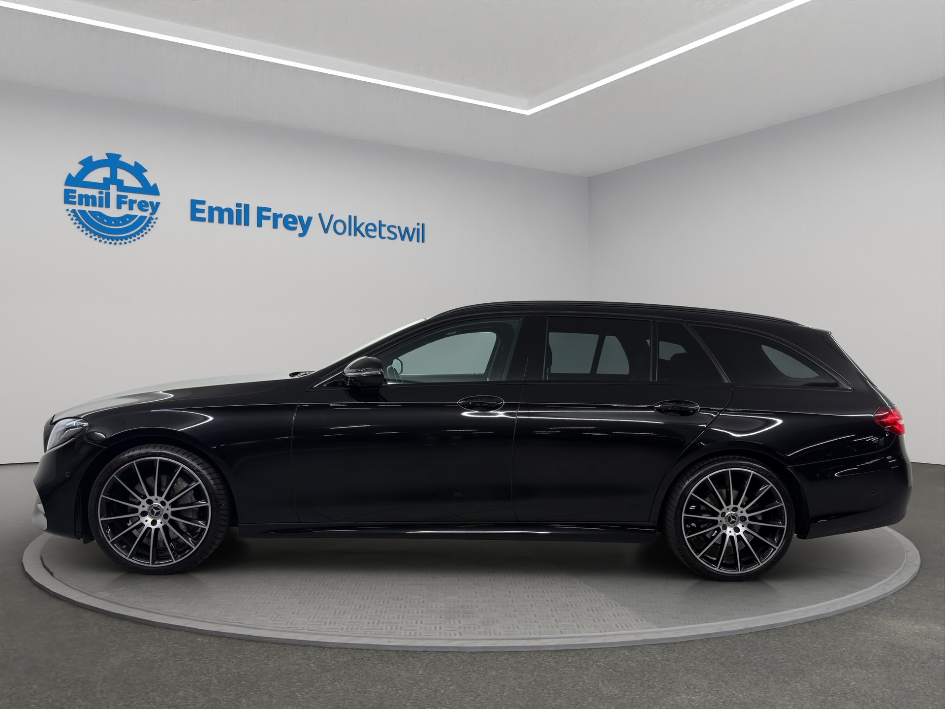 MERCEDES-BENZ E 220 d Swiss Star AMG Line 4matic Kombi-image-1
