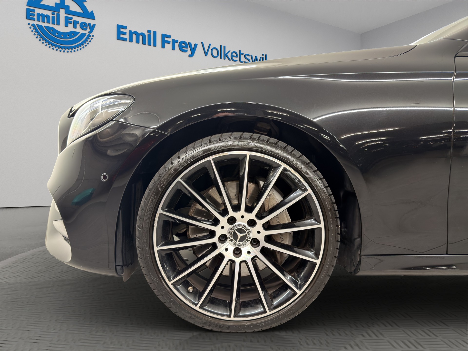 MERCEDES-BENZ E 220 d Swiss Star AMG Line 4matic Kombi-image-3