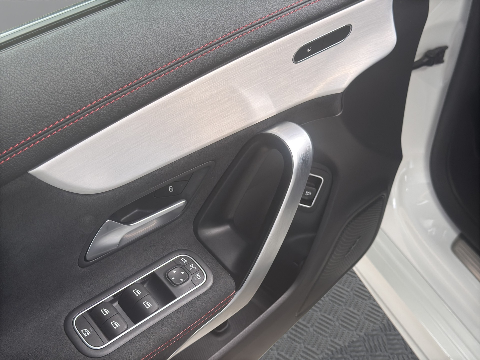 MERCEDES-BENZ CLA 200 AMG Line Night 7G-DCT-image-8