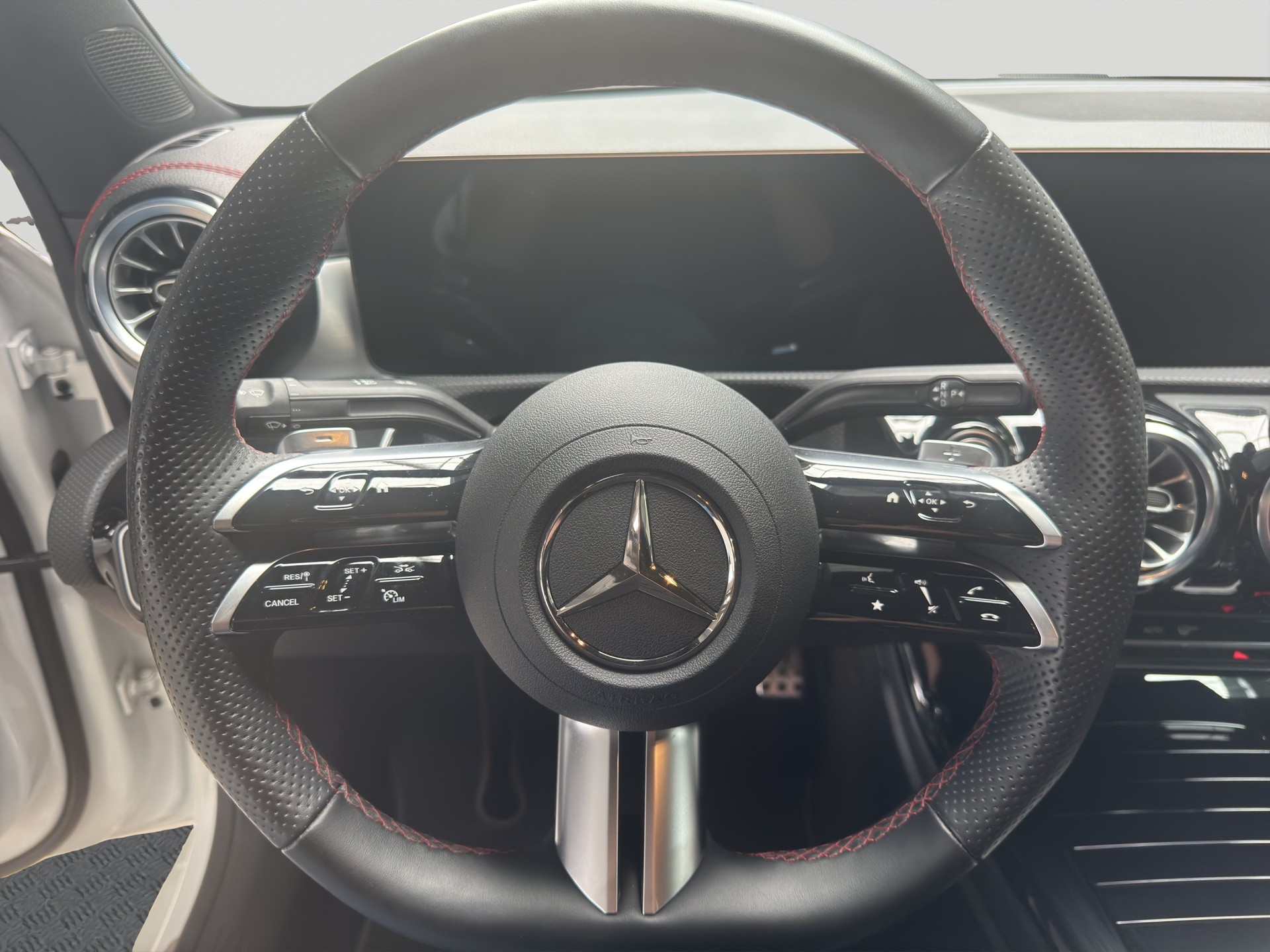 MERCEDES-BENZ CLA 200 AMG Line Night 7G-DCT-image-9