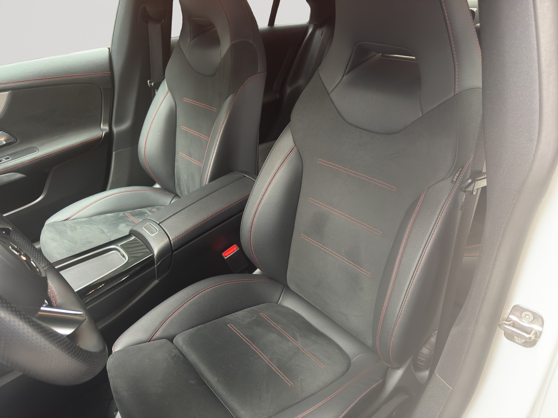 MERCEDES-BENZ CLA 200 AMG Line Night 7G-DCT-image-5