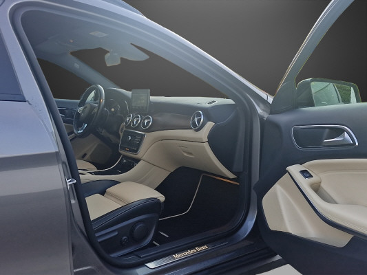 MERCEDES-BENZ GLA 250 Urban 4Matic-image-9