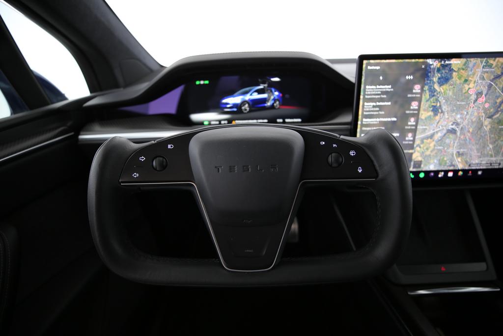 TESLA Model X Plaid-image-5
